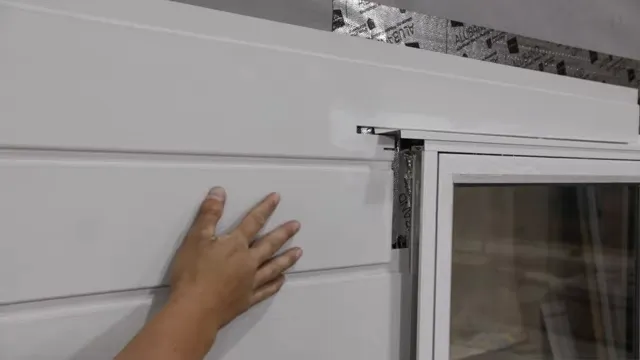 Maintain 10 mm between the cladding’s lower edge and the head flashing